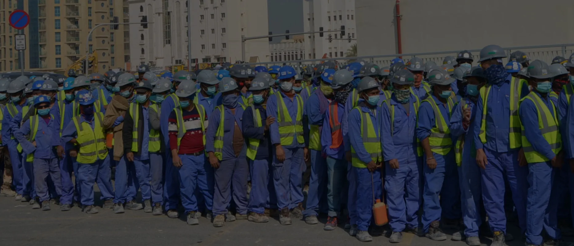 فريق عمل كرومبتون إنترناشونال بالزي الرسمي قبل التوزيع على المواقع